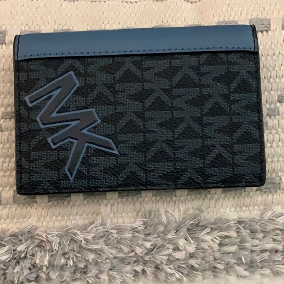 Michael Kors NWT Cooper CornFlower
Signature Logo Folding Card Case - Picture 9 of 10
